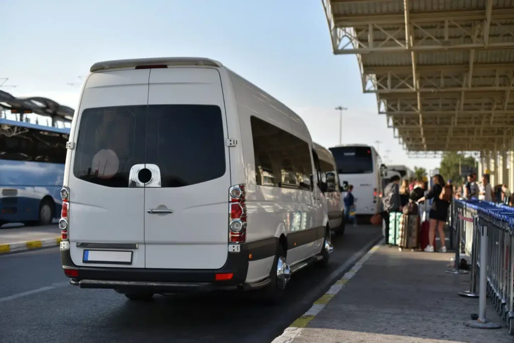 minibus-travel-transfer-servic-1440x961